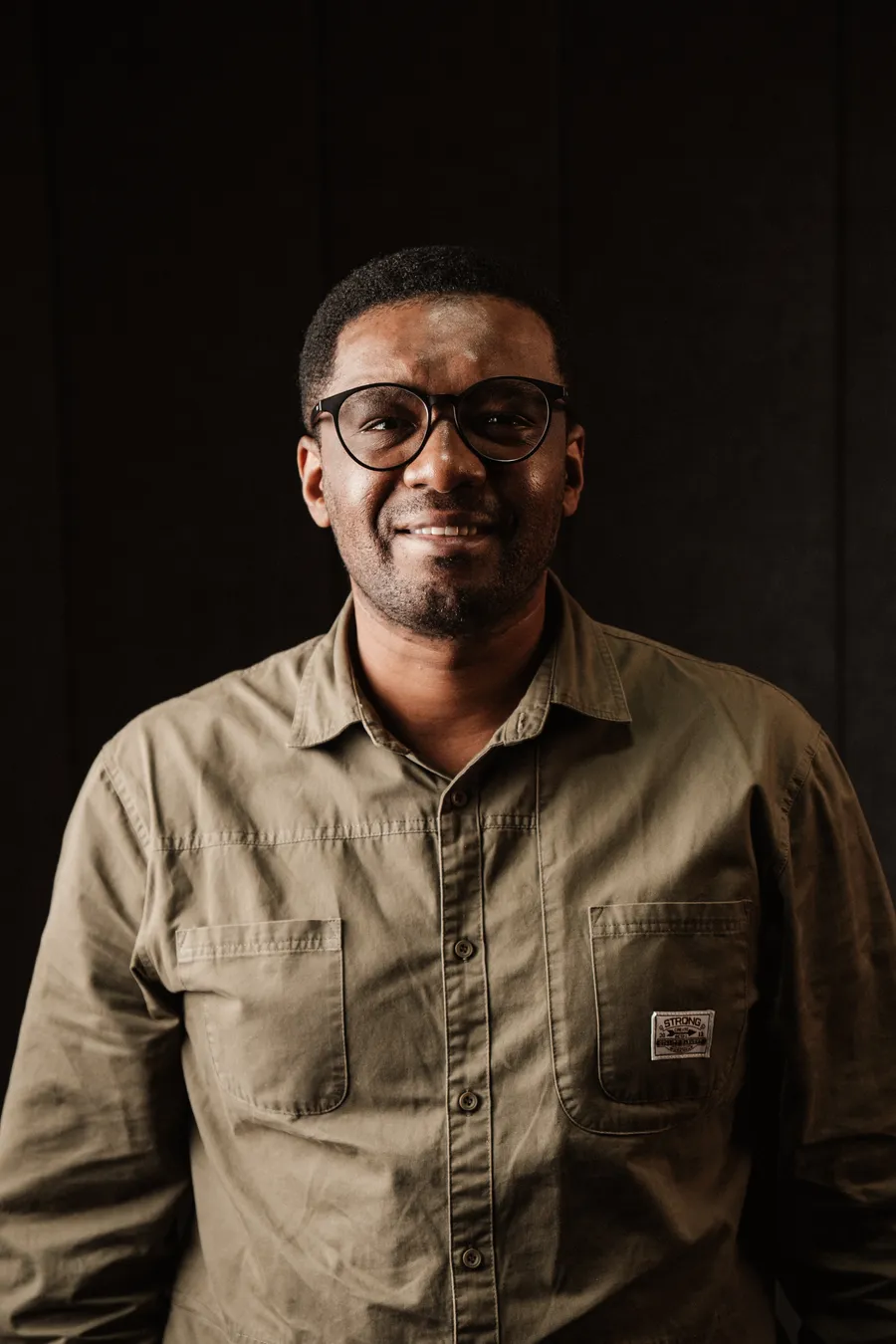 Osmar Junior, design de marca, sites e criativos